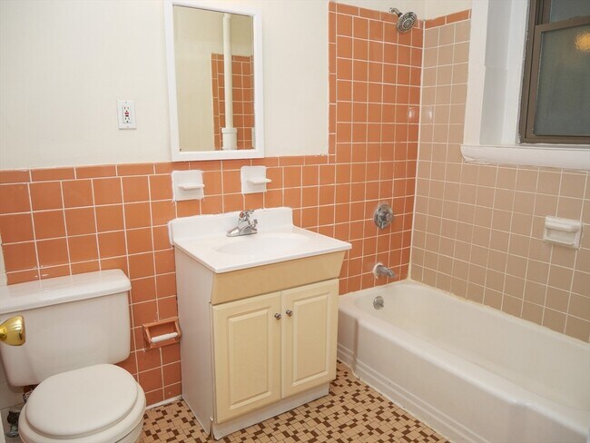 1382 Beacon St Unidad 4