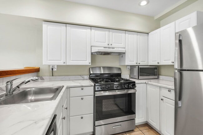 Photo - 1528 Bainbridge St