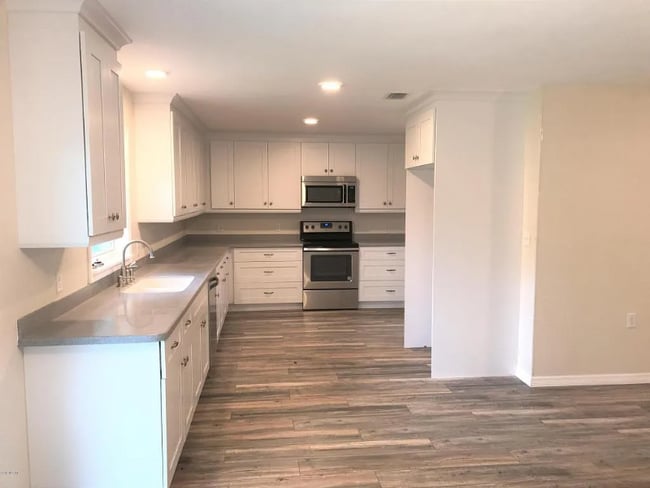 Photo - 680 N Court St