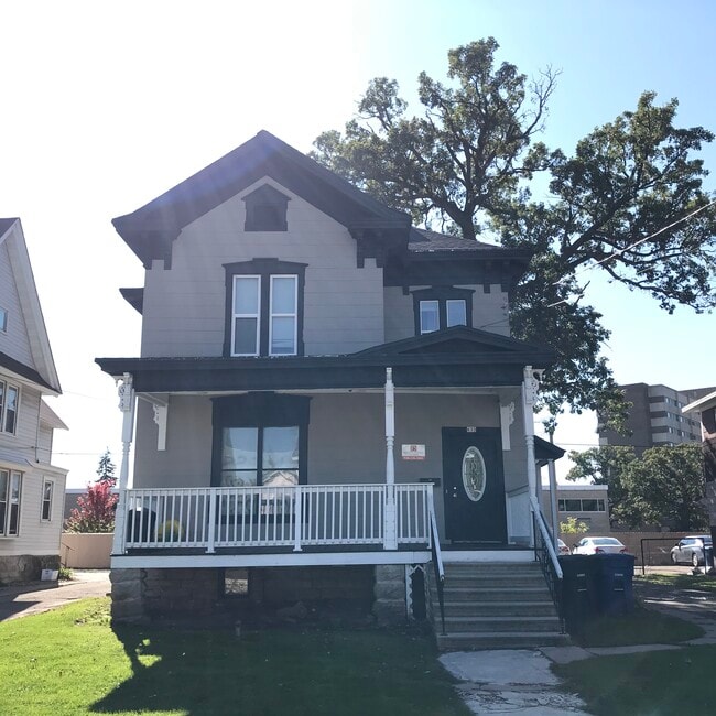 Photo - 633 Amherst Ave