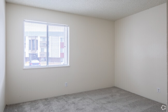 2BR, 1BA - 840SF