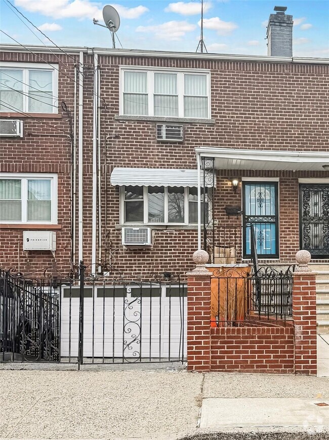 Building Photo - 2925 Hering Ave Rental