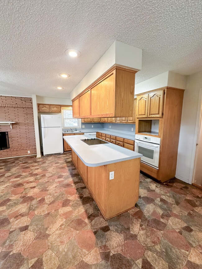 Photo - 924 NW Runyon Rd