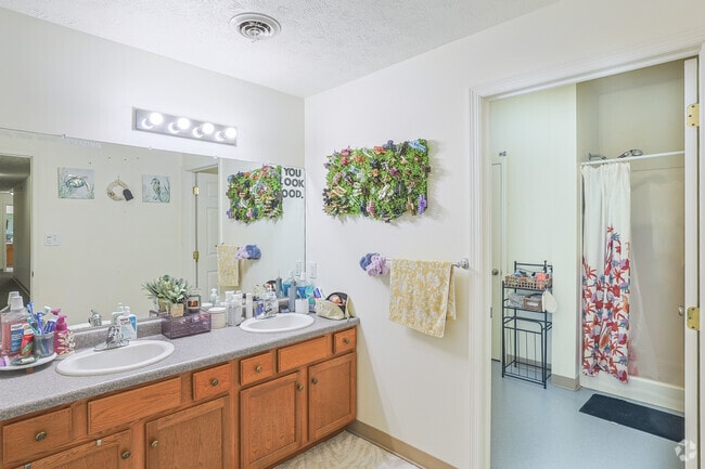 4BR, 2BA - 1,200SF - Shared Bathroom 1
