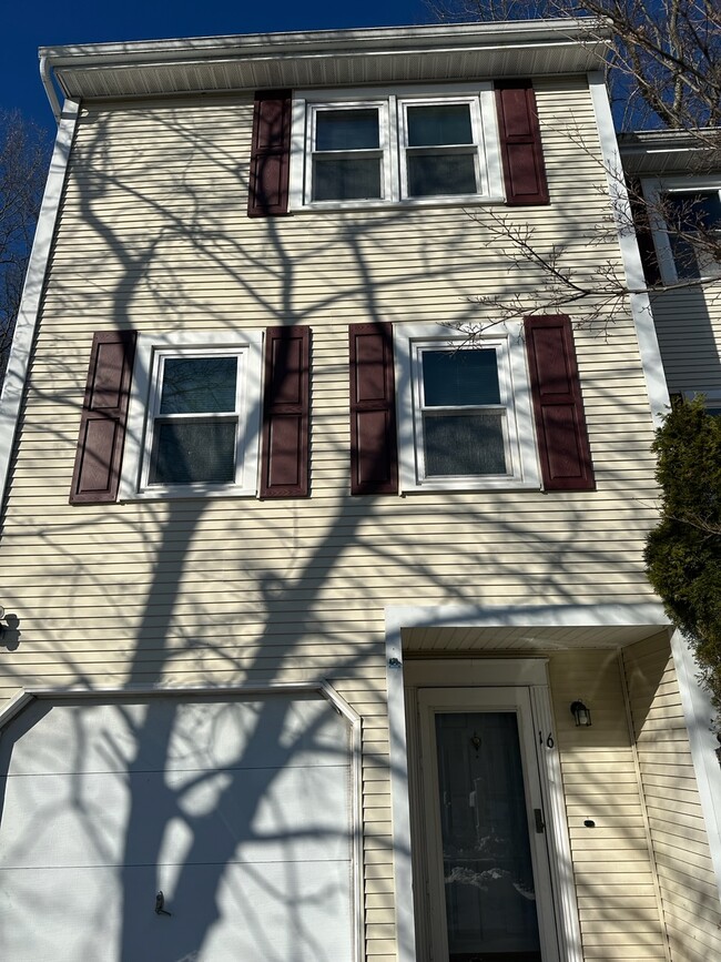 Building Photo - 16 Ledgecrest Dr