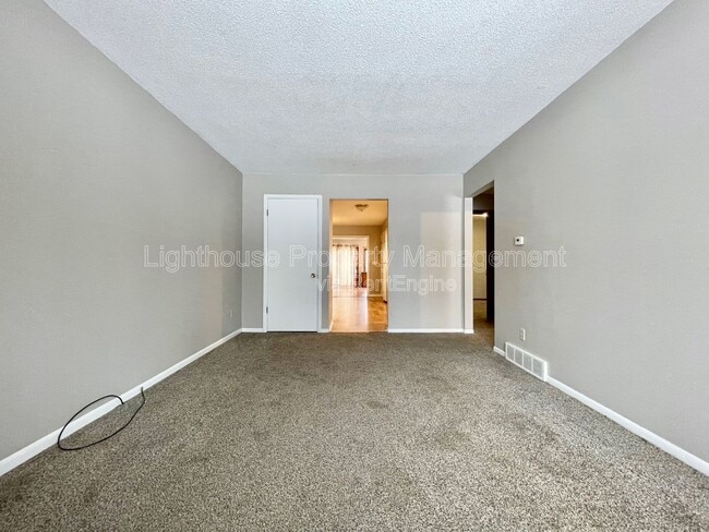 Photo - 1054 Royal Oak St SW