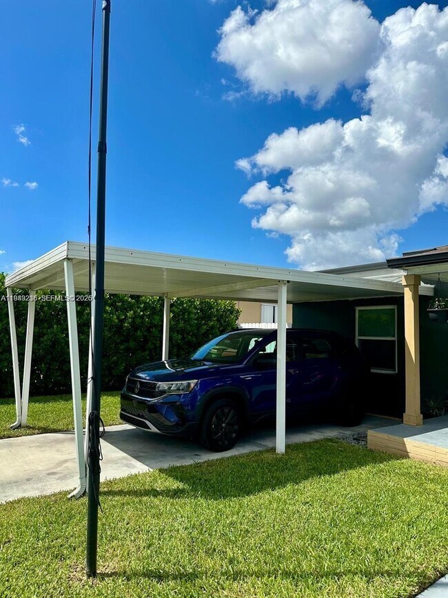 Photo - 651 E 38th St