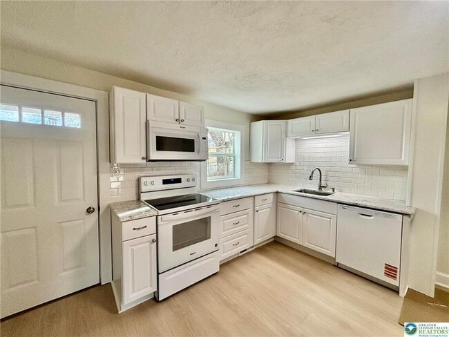 Photo - 6024 Front St