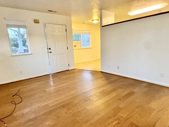 Photo - 966 Glendale St W