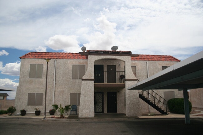 Building Photo - Upper Unit