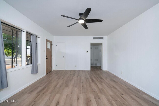 Photo - 4016 Titanic Ave