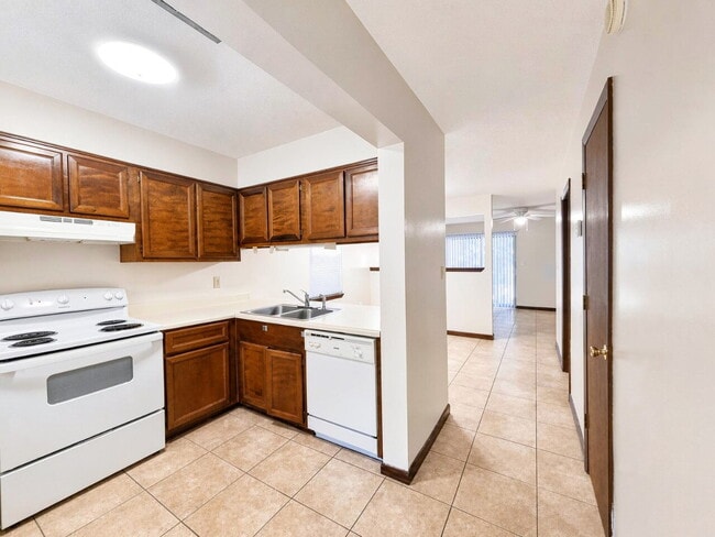 Photo - "Coastal Comfort: Spacious 2-Bed Townhouse in Fort Walton Beach!" Unit E