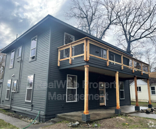 Building Photo - 509 NW C St Unit 1 Rental