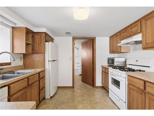 Photo - 949 Benhill Rd