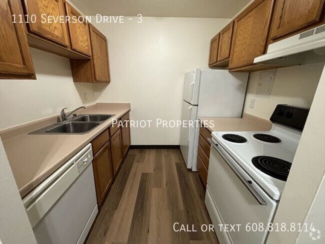 Building Photo - 1 bedroom/ 1 bath apartment in Sun Prairie... Unit 3