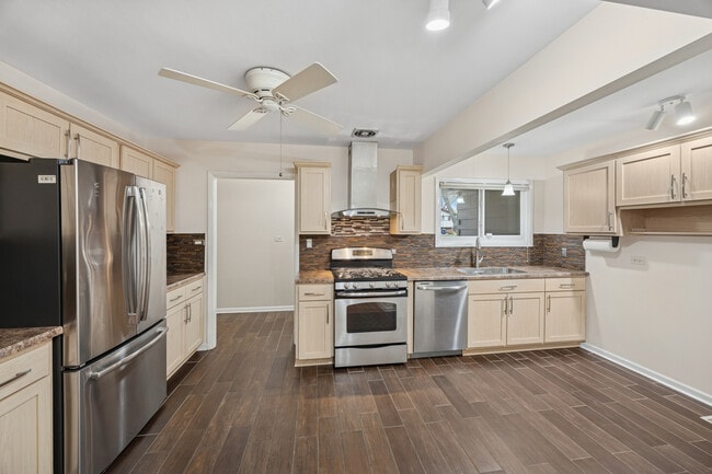 Photo - 21W225 Coronet Rd