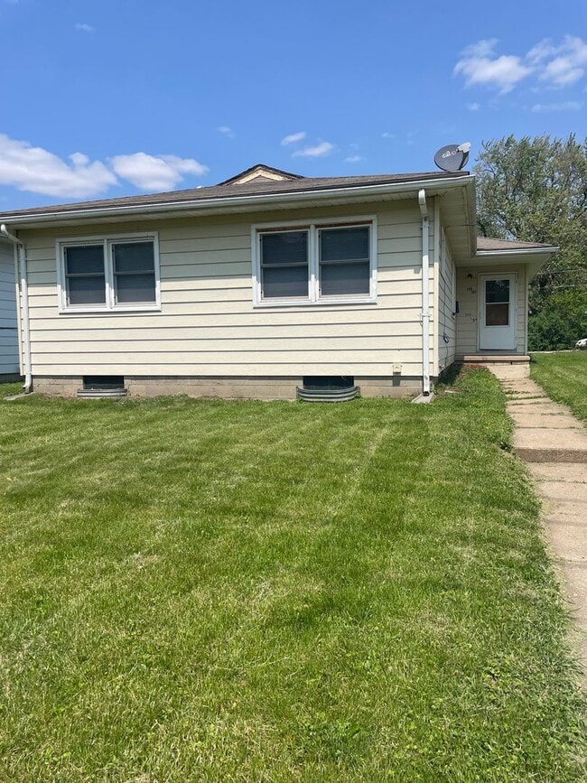 Building Photo - 2 bedroom 1 bath duplex