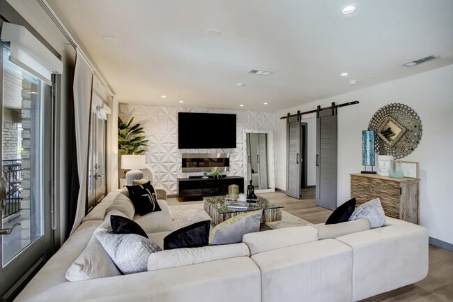 Photo - 1410 Hyde Park Blvd Unit 212