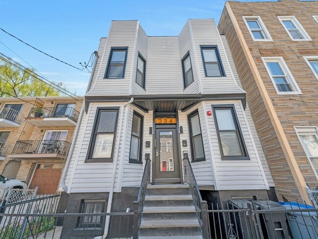 Building Photo - 234 Webster Ave Unit 1L