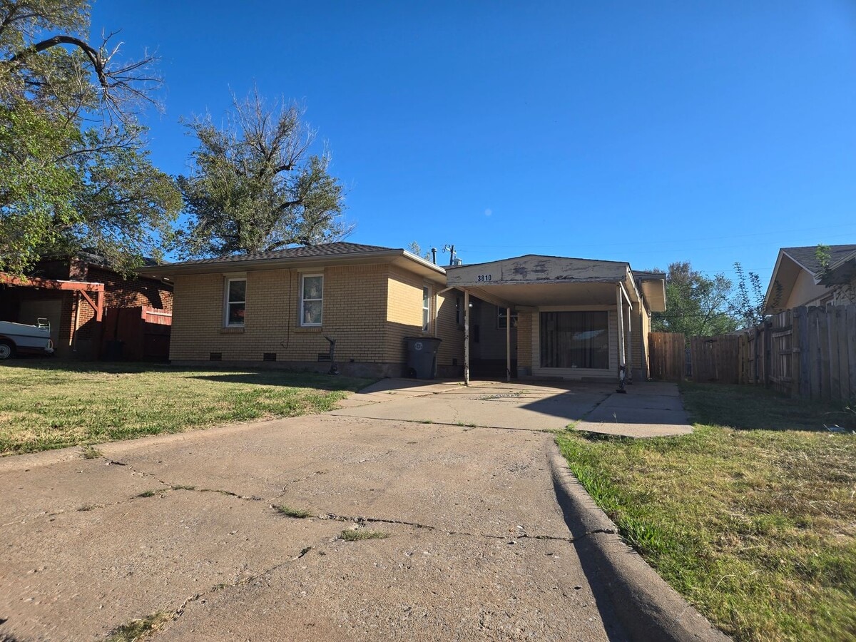 Close to Cameron University, Hospital , sh... - Close to Cameron University, Hospital , sh...