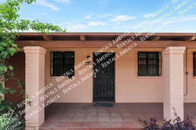 Building Photo - 947 N Alvernon Way