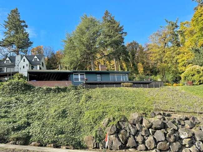 Building Photo - South Portland Hilltop Ranch Home with Ind...