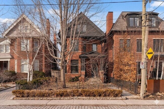 Building Photo - 134 Roxborough St W