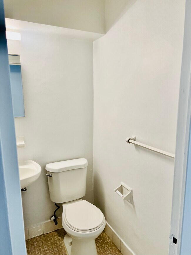 Photo - 49 Davis Ave Unidad 4F