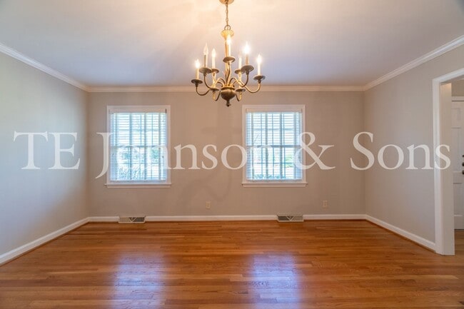 Photo - Spacious 5 Bedroom Home in the Heart of Sherwood Forest