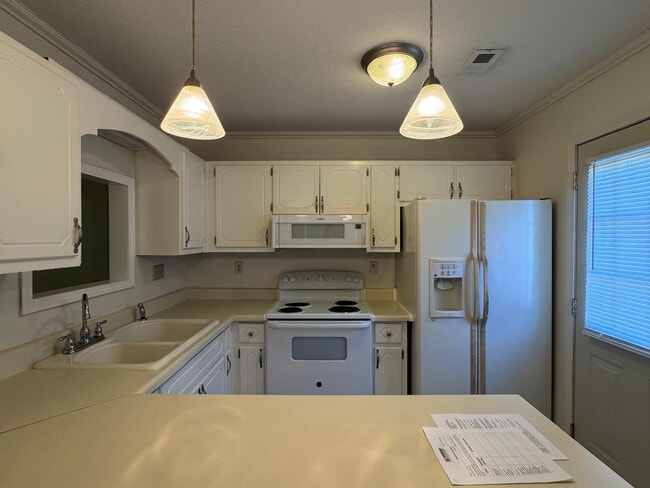 Photo - 207 Pinoak Ct W