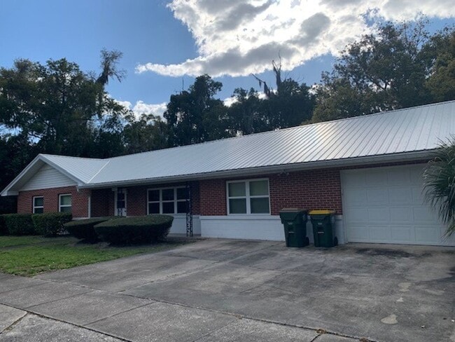 Photo - 4/3 Home in Heart of Umatilla!