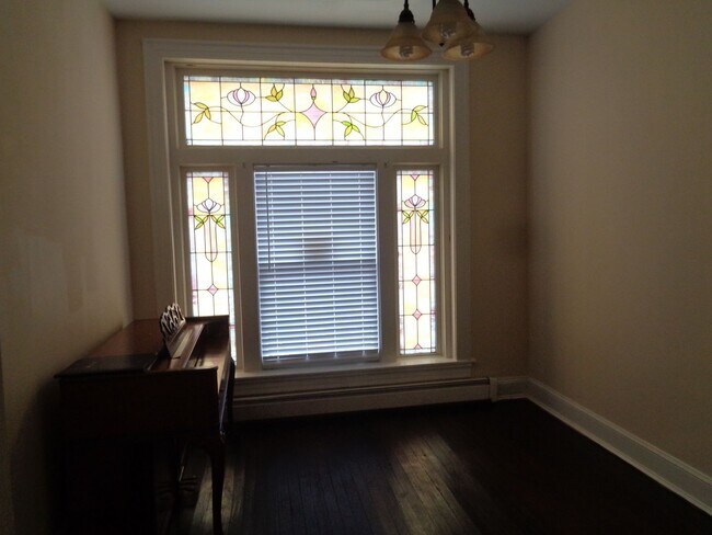 Photo - 3403 Bank St