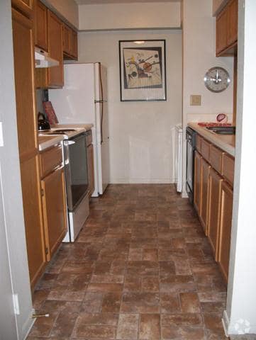 Kitchen - Falcon Point Apartments