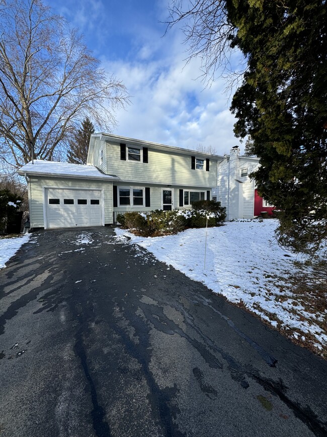 Photo - 206 Longmeadow Dr House