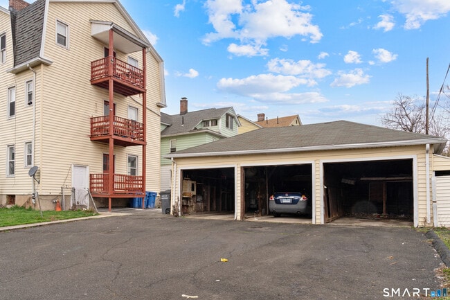 Photo - 30-32-32 Fenwick St