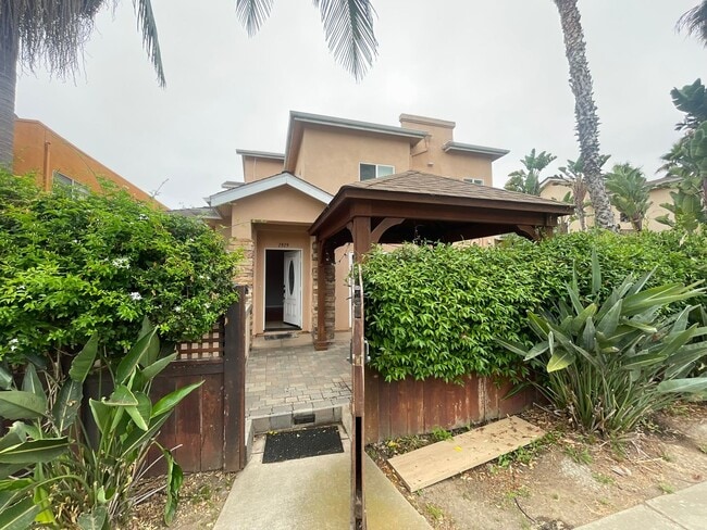 Building Photo - Spacious 3-bedroom, 3-bath townhome in the...