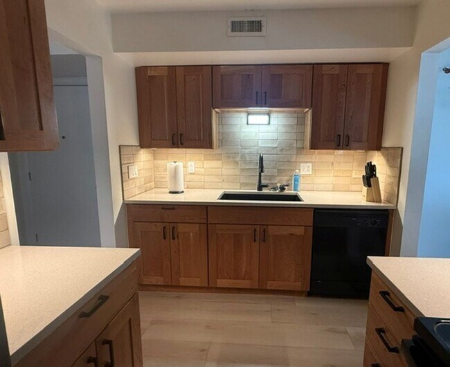 Photo - Semester leases available-Quality Fully Furnished Apartment, All-Inclusive, Flexible Terms, Near ... Unit D10