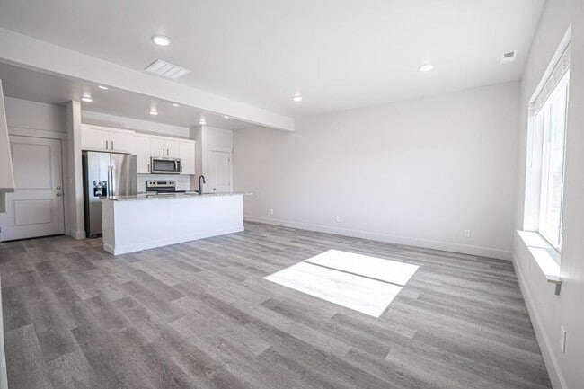 Photo - 3 bed, 2.5 bath Summerfield Townhome found in Rexburg! BRAND NEW PAINT THROUGHOUT!!!!