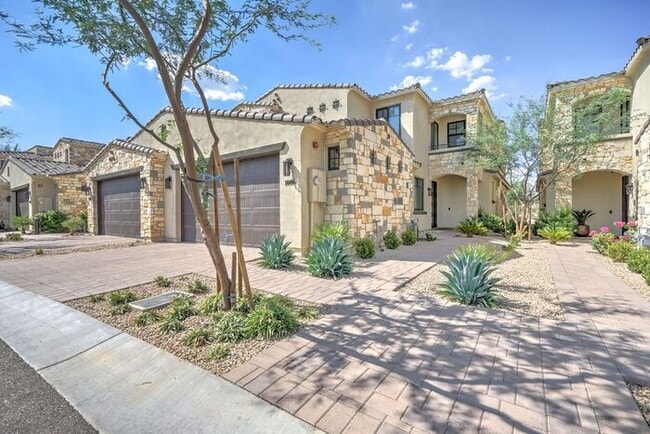Luxury 3 Bed 3.5 Bath Townhome Walking Distance to Fashion Square Mall!