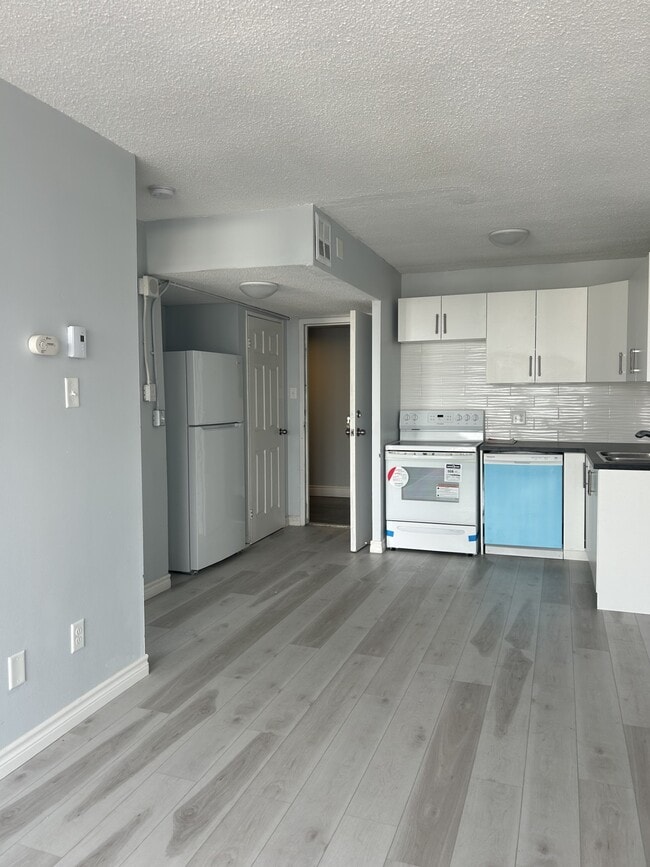 Building Photo - Ouellette Place