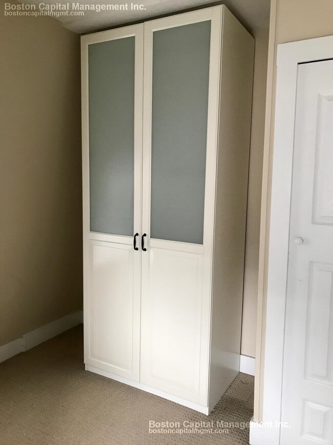 Building Photo - 674 Main St Unit 2