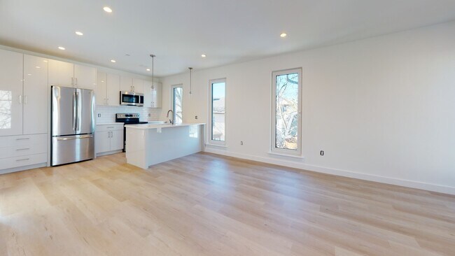 Building Photo - 2837 Washington St Unit 2