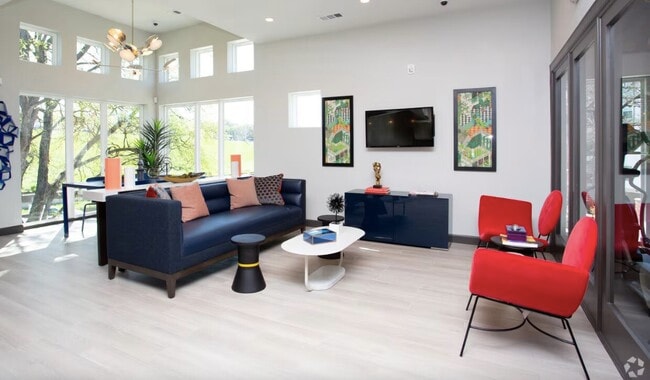 Photo - 1800 S I-35 Frontage Rd