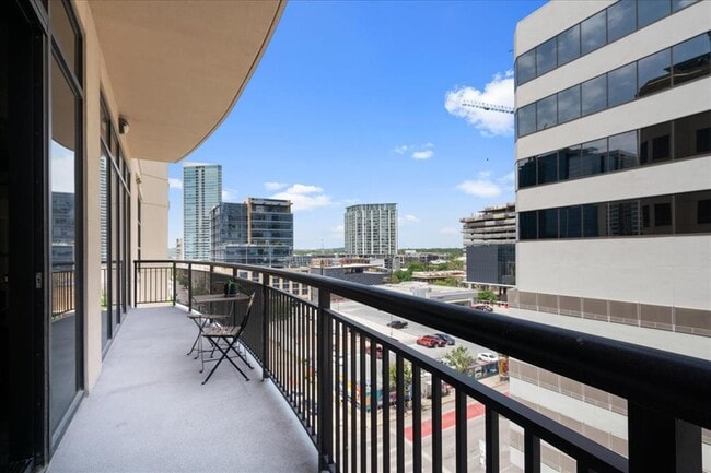 Building Photo - 311 W 5th St Unit 806 Rental
