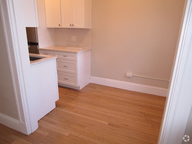Building Photo - 122 Riverway Unit 5 Rental