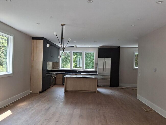 Photo - 3525 Kingsboro Rd NE