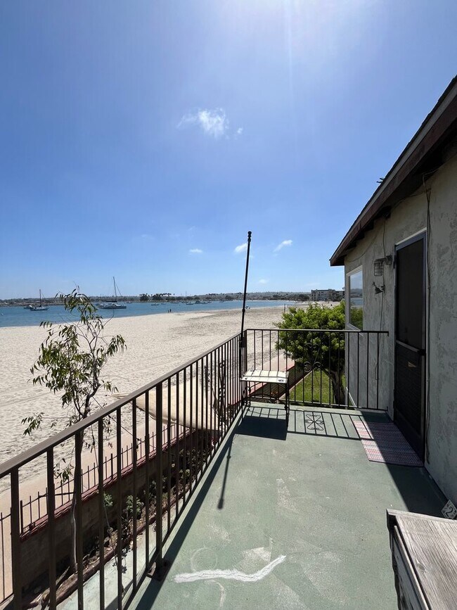 2933-2935 Bayside Walk