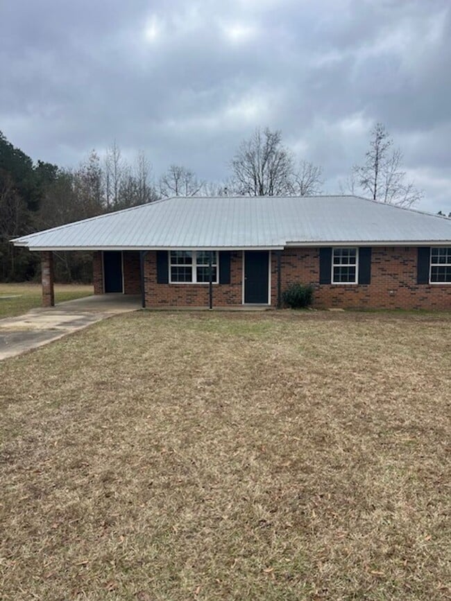 Building Photo - Renovated 3 Bedroom 1.5 Bath Home on 1.5 Acres!