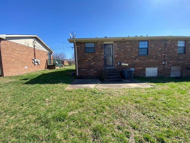 Renovated 2 Bedroom Duplex off Brick Churc...