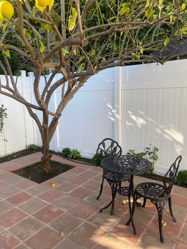 Building Photo - 3675 Kelton Ave Unit detached apartment